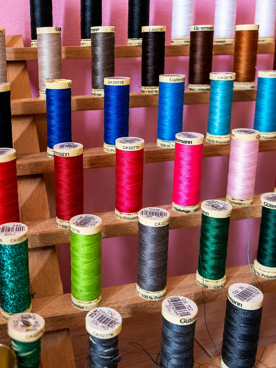 Rocchetti di filo colorati nell'atelier Memphis Couture