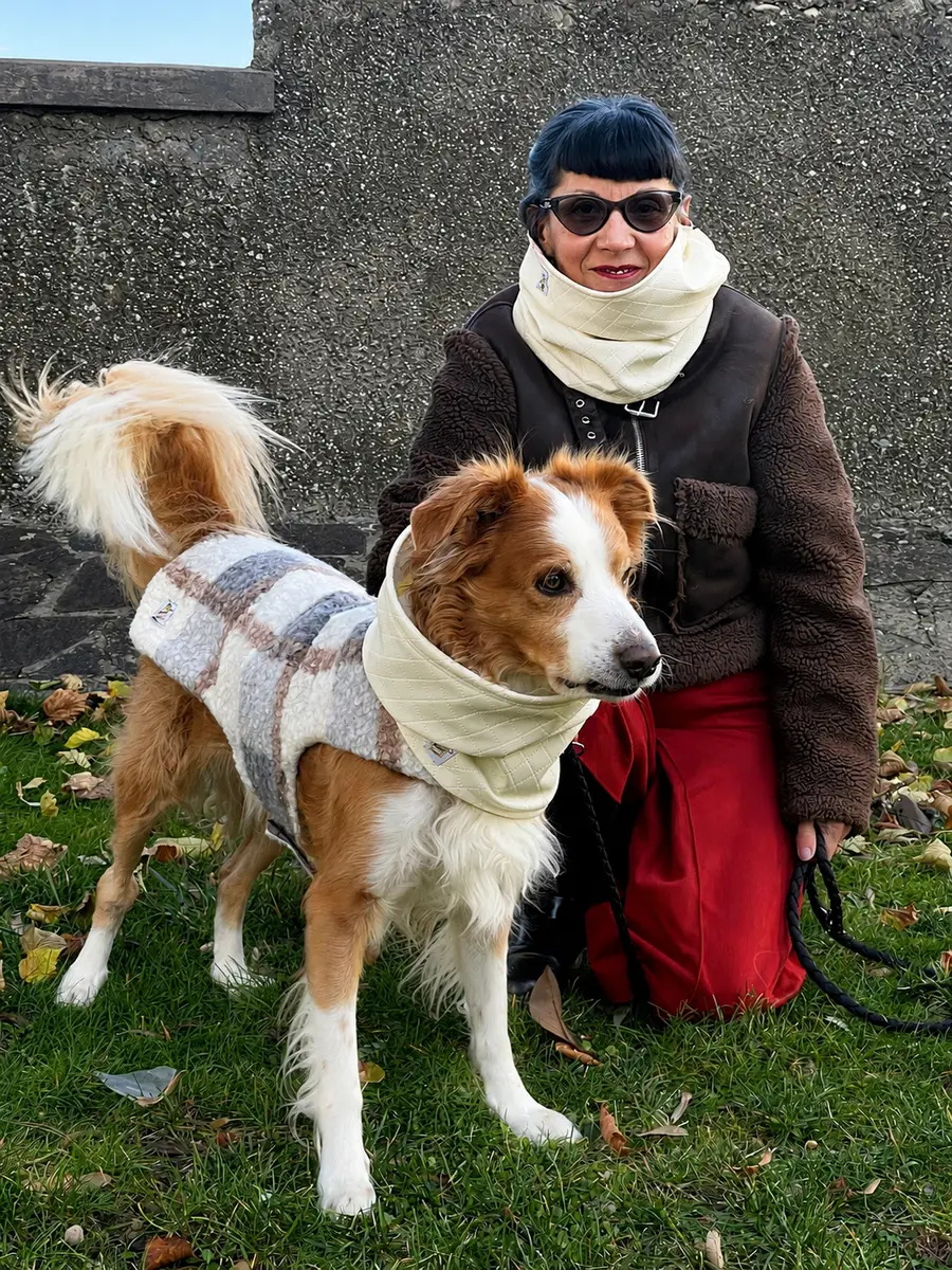Valerie Joannes con il suo cane, atelier Memphis Couture